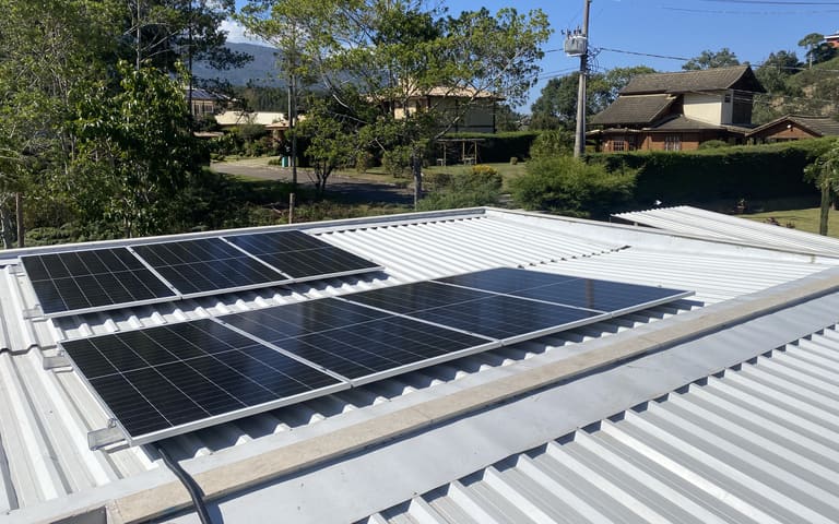 Painéis solares instalados no telhado de uma casa
