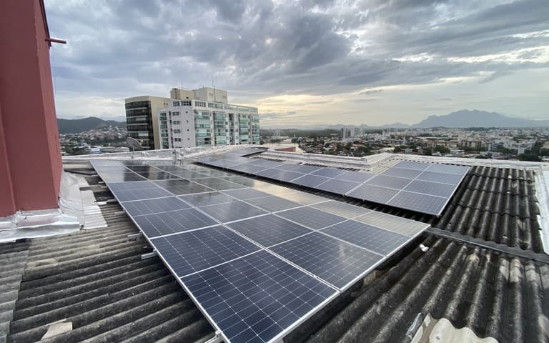 Painéis solares instalados no telhado de um condomínio