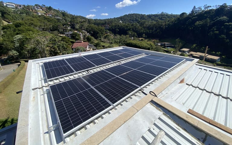 Instalação solar em telhado comercial