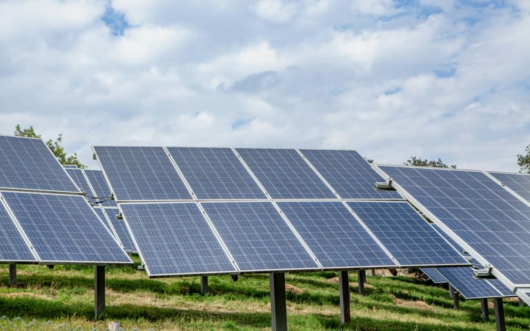 Usina solar instalada no solo